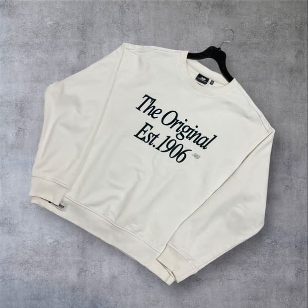 뉴발란스 스펠아웃 아이보리 맨투맨