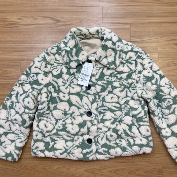 택 달린 새 상품 Thursday Island 뽀글이 자켓입니다. 독특한