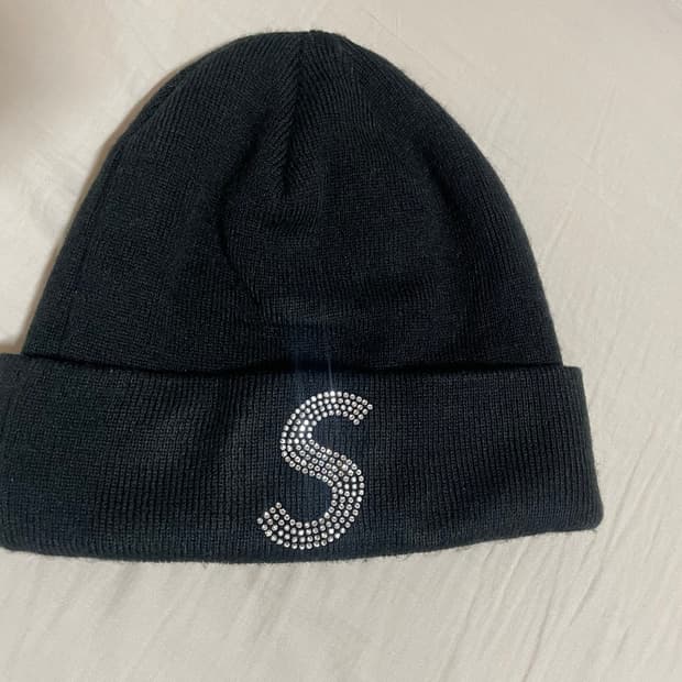 슈프림 뉴에라 스와로브스키 S 로고 비니 블랙 - 21SS
