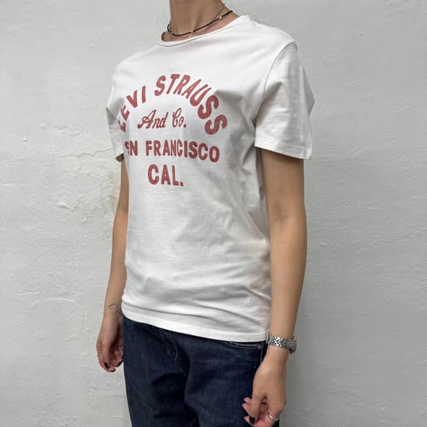 리바이스(Levi's) 화이트 스펠아웃 빈티지 프린트 코튼 크루넥 반팔