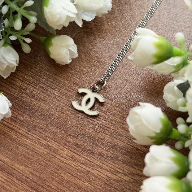 화이트) 샤넬 심플 미니 로고 실버 목걸이 