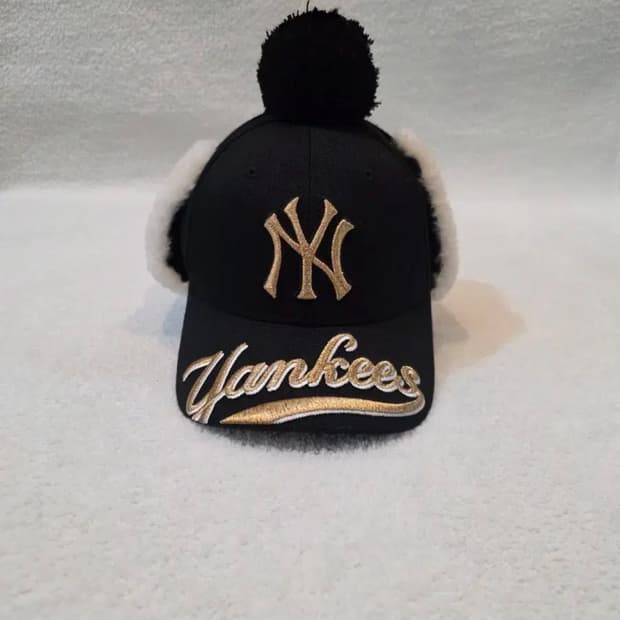 MLB [엠엘비] 뉴욕 양키스 털 방울 귀덮개 모자