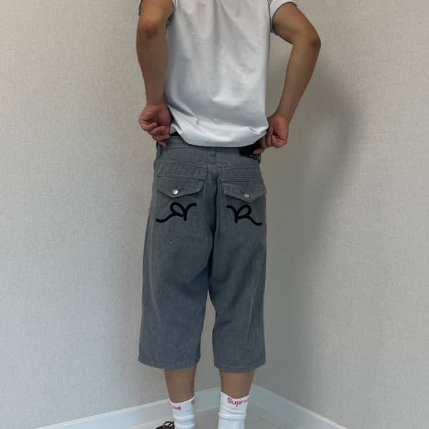 ROCAWEAR 백포켓 자수 버뮤다 팬츠