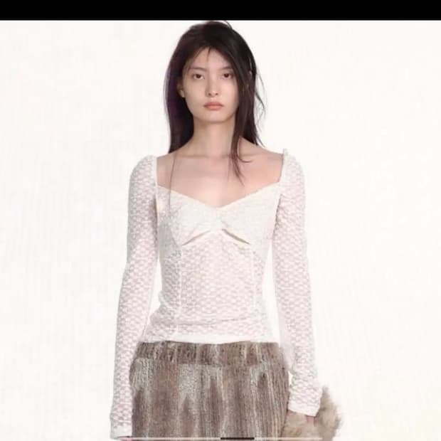 세릭 언더 컷아웃 탑 새상품