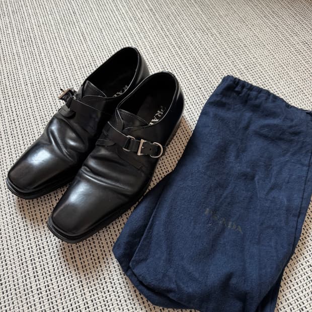 프라다 버클 로퍼