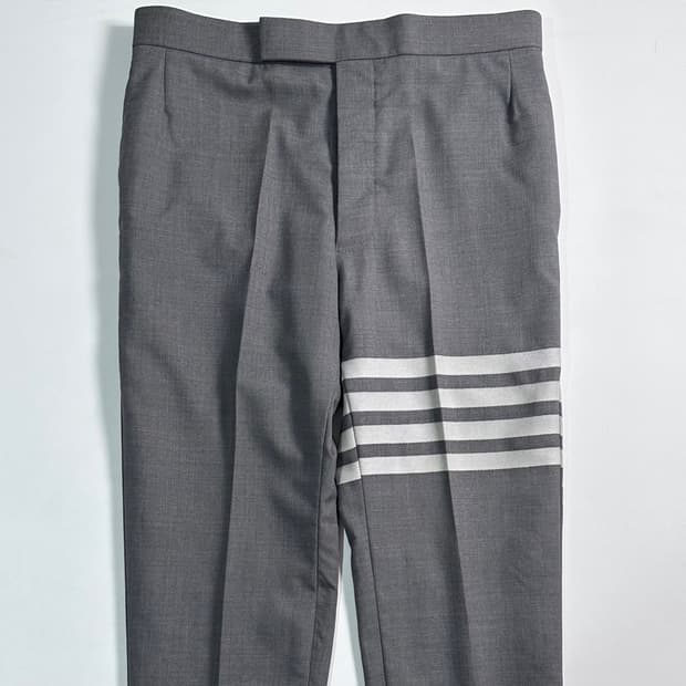  톰브라운 사선 그레이 슬랙스  