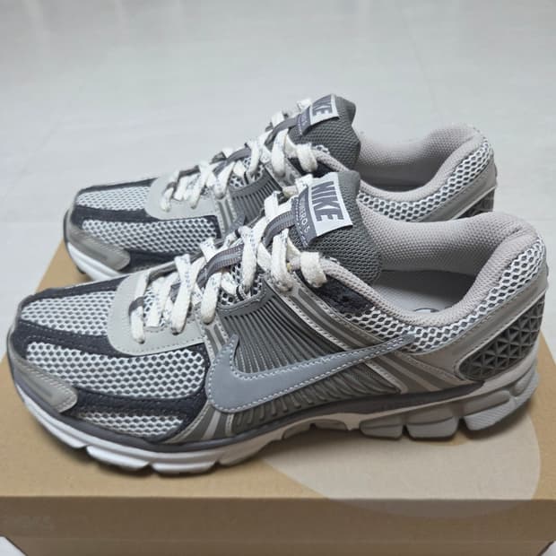 나이키 줌 보메로 5 프리미엄 아이언 오어 FD0791-012