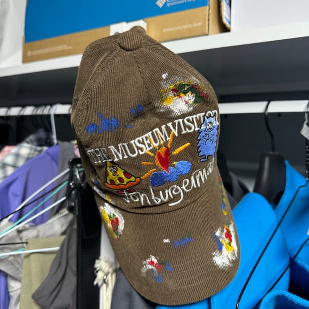 더뮤지엄비지터 존 버거맨 볼캡