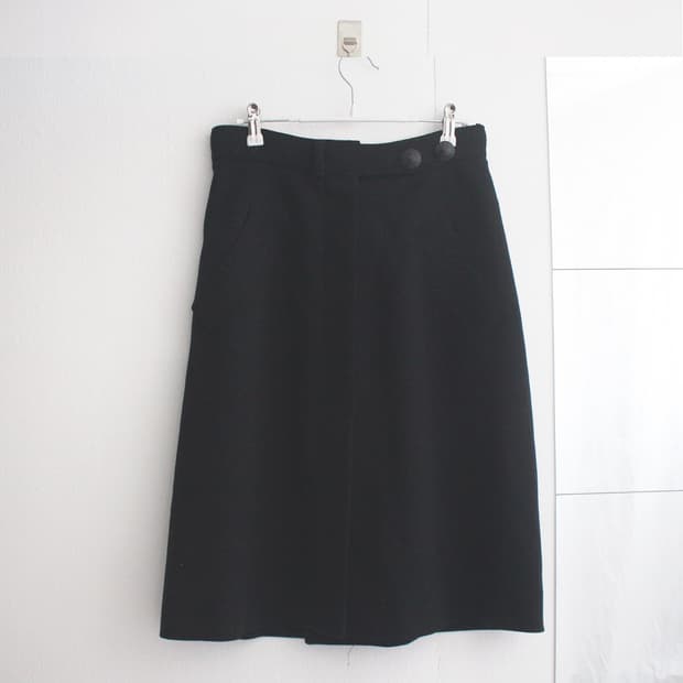 multi button one tuck wool skirt