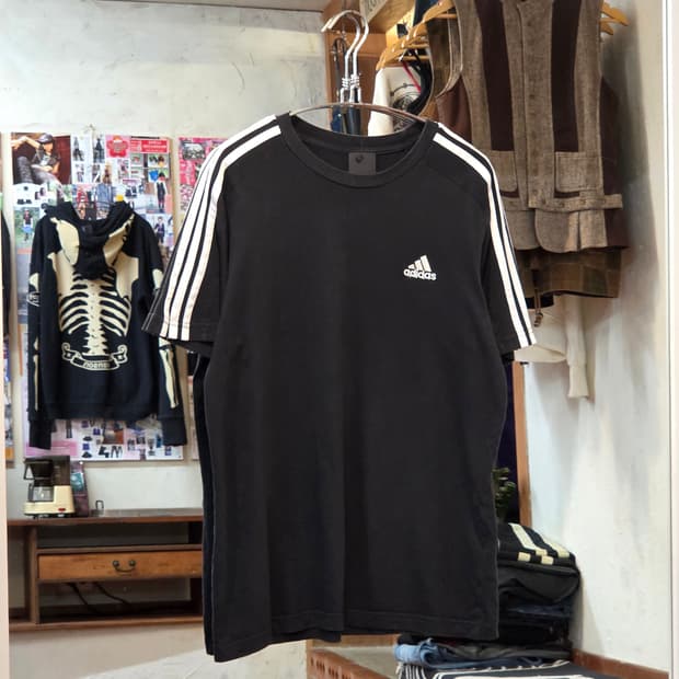 아디다스 검흰 사이드 삼선 블랙 반팔