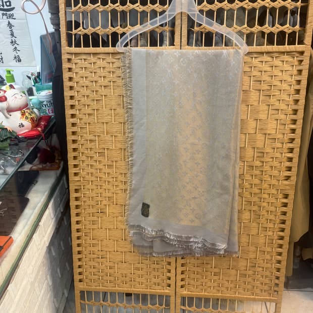 정품 루이비통 실크 머플러 팝니다