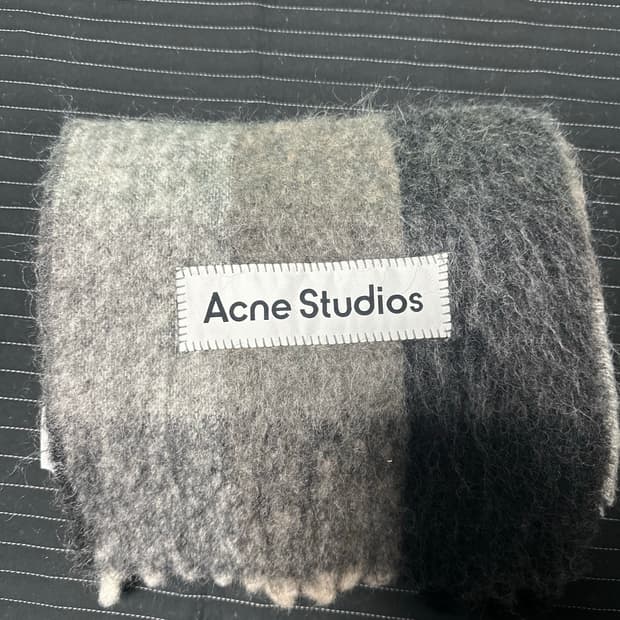 아크네스튜디오 체크 머플러 그레이