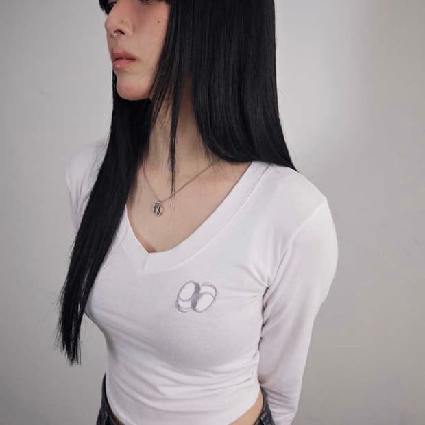 애즈온 slinn v neck tee white