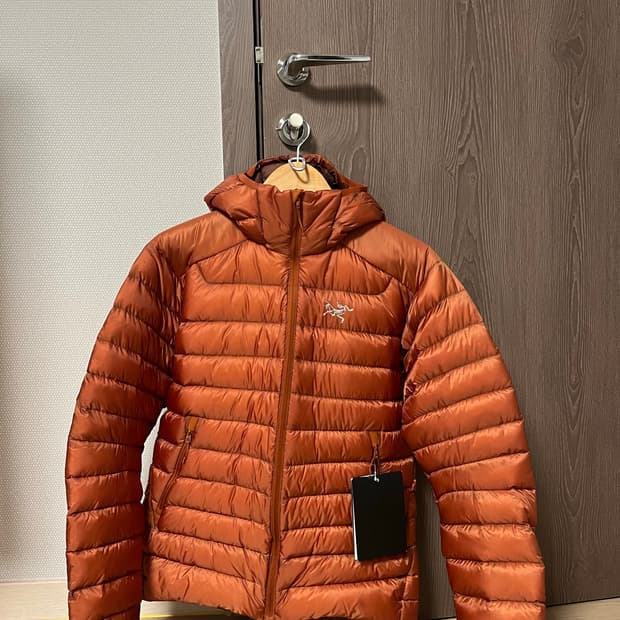 아크테릭스 세륨 후디 코모레비 S 신품 팝니다.