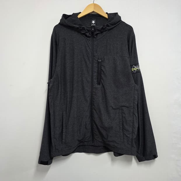 110) 데상트 후드 경량 스판 바람막이 차콜그레이