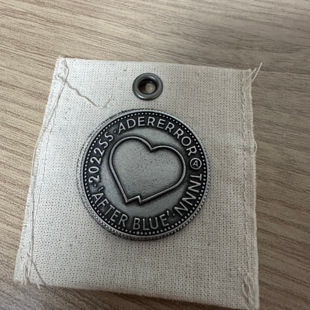 아더에러 22ss 하트메달