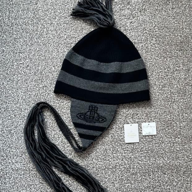 비비안 웨스트우드 이어플랩 비니 블랙