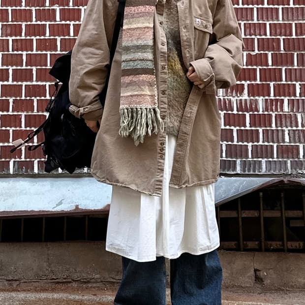 칼하트 셔츠 자켓 그라데이션 니트 레이어드 스커트 코디세트