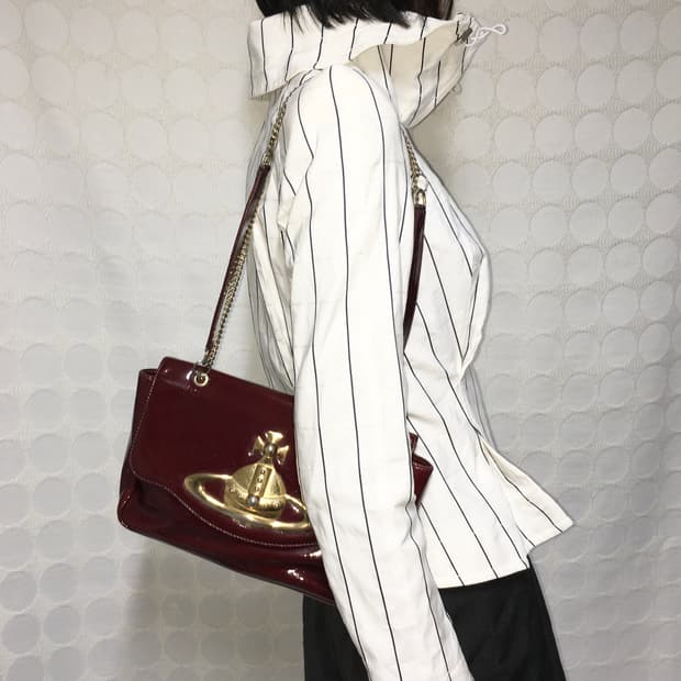 비비안 웨스트우드 레드 에나멜 숄더백