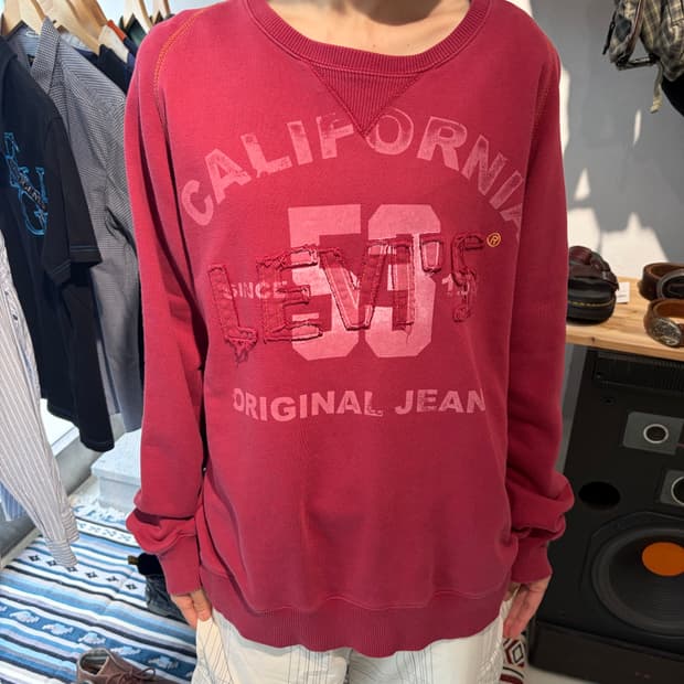 Levi’s 디스트로이드 로고 맨투맨