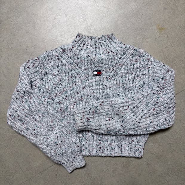 타미진스 화이트멜란지 반폴라 니트