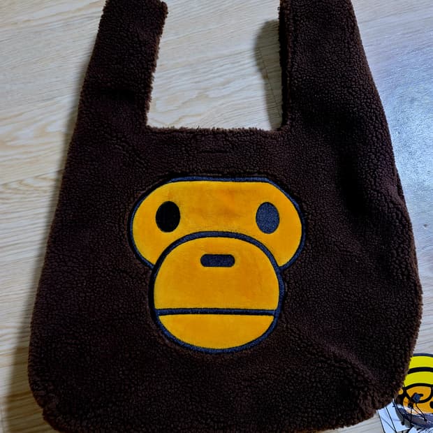 베이프 베이비 마일로 퍼 숄더백