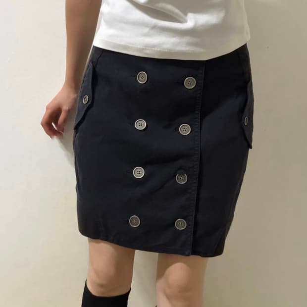 블랙 버튼 포인트 미디스커트