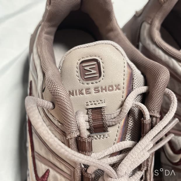 나이키 우먼스 샥스 TL 바로크 브라운 메탈릭 실버 IB7699-200