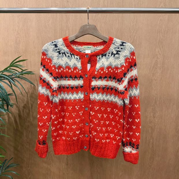 엘엘빈 라운드넥 니트 가디건 노르딕 패턴 디테일 레귤러핏 레드