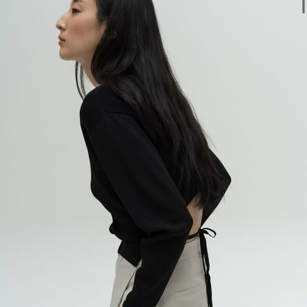 아모멘토 백 컷아웃 가디건 블랙