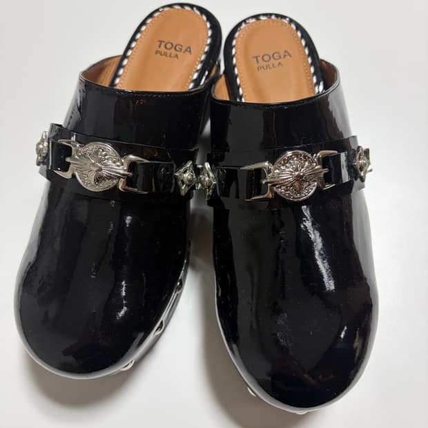 [이사정리!!]토가풀라 에나멜 스터드 클로그 37