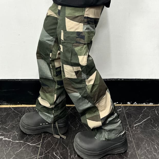 칼하트 WIP 레귤러 카모 카고 팬츠