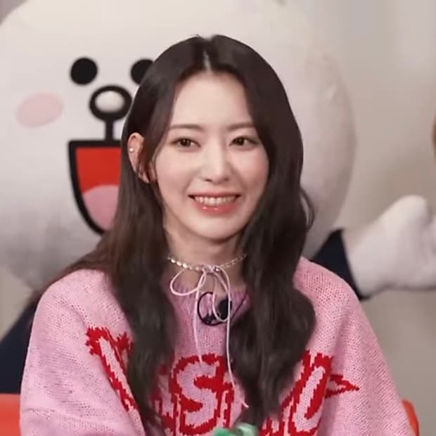 러브이즈트루 캣 핑크 오버핏 니트 르세라핌 사쿠라 착용