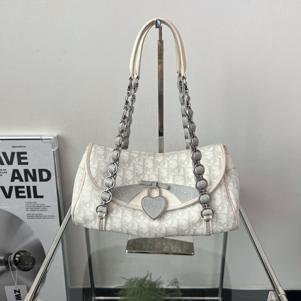 디올 로맨틱 트로터 하트 참 숄더백