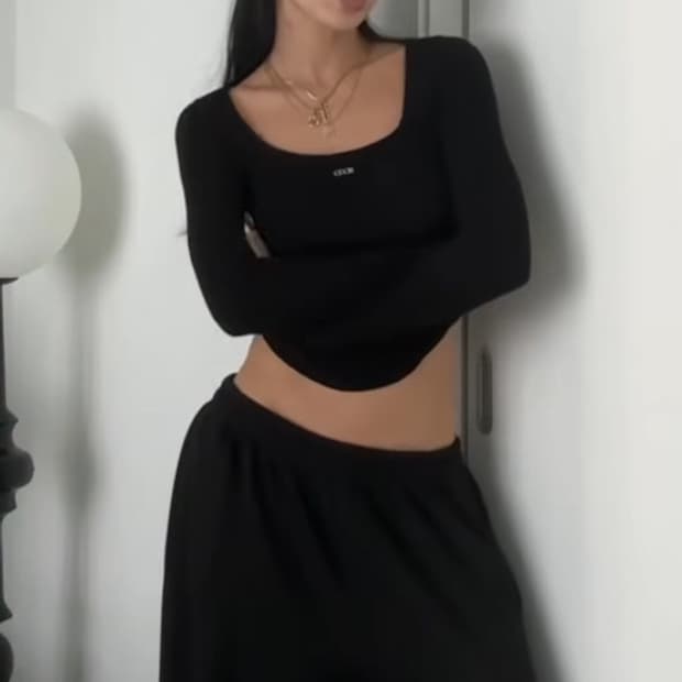 오도어 스퀘어 넥 티