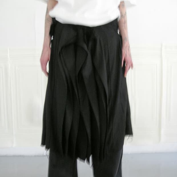 에옹쓰 eonts Offbeat pleats skirt-black(2)