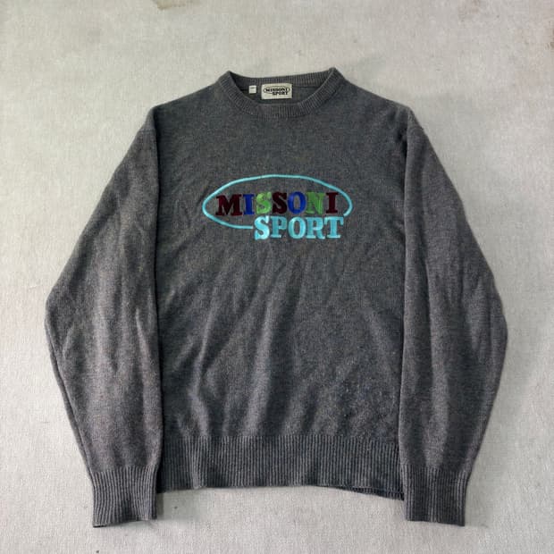105 미쏘니 스포츠 90s 자수로고 라운드넥 니트 