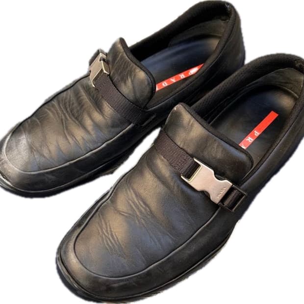 프라다스포츠 버클 레더 로퍼 스니커즈