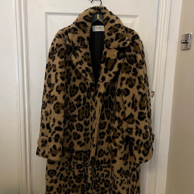 [뷔 착용] 에디슬리먼 셀린느 AW22 알파카 레오파드 코트 