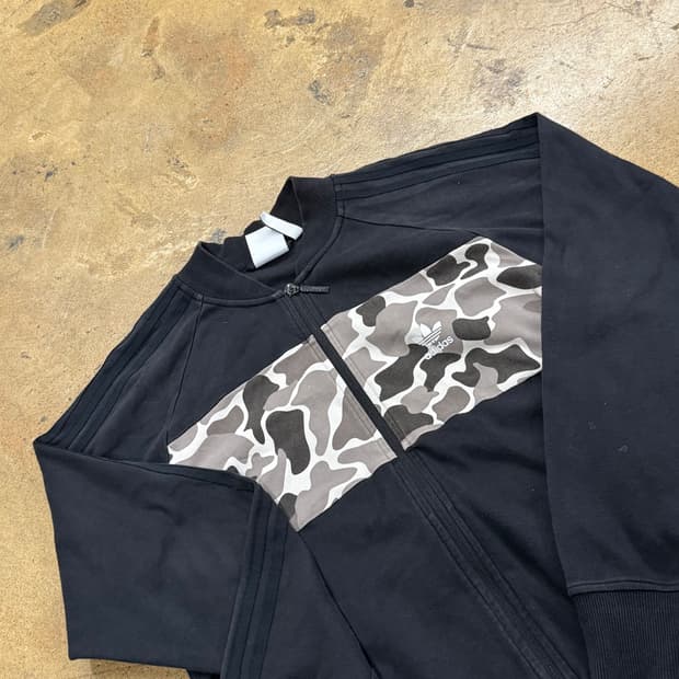 아디다스 카모 백로고 블랙 트랙탑 져지