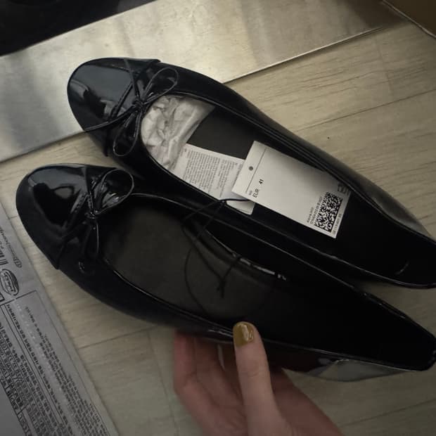 에첸엠 h&m 에나멜 리본 플랫 슈즈 260