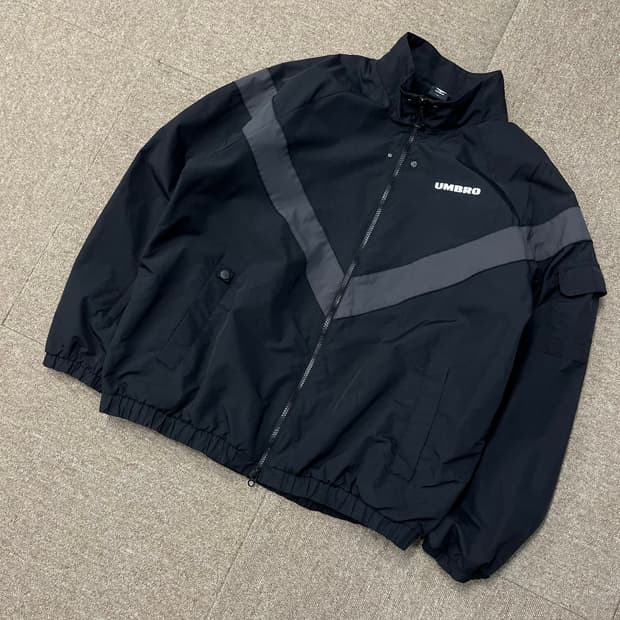 엄브로 ipfu 빅로고 바람막이 자켓