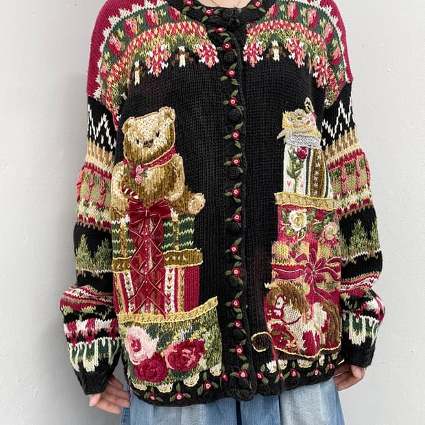 티아라 홀리데이 베어 디테일 자수 가디건