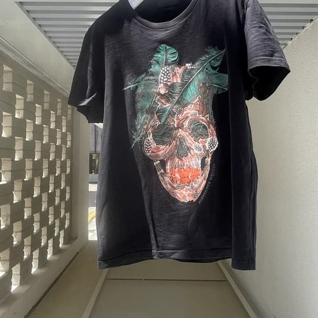알렉산더 맥퀸(Alexander McQueen) 스컬 깃털 티셔츠