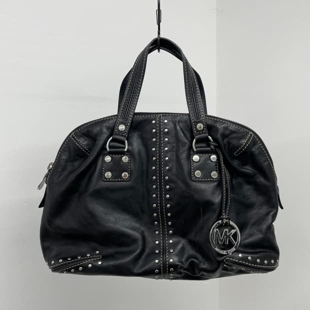 마이클코어스 블랙 은장 스터드백