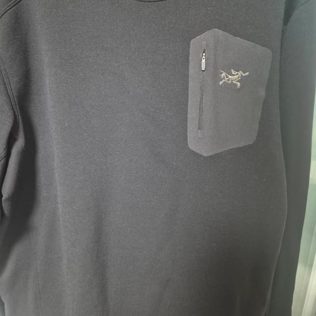 아크테릭스 카이어나이트 블랙 색상 XL사이즈입니다. 가슴 쪽에 지퍼가 달