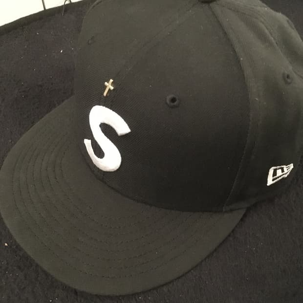 슈프림 골드 크로스 s 로고 뉴에라 블랙