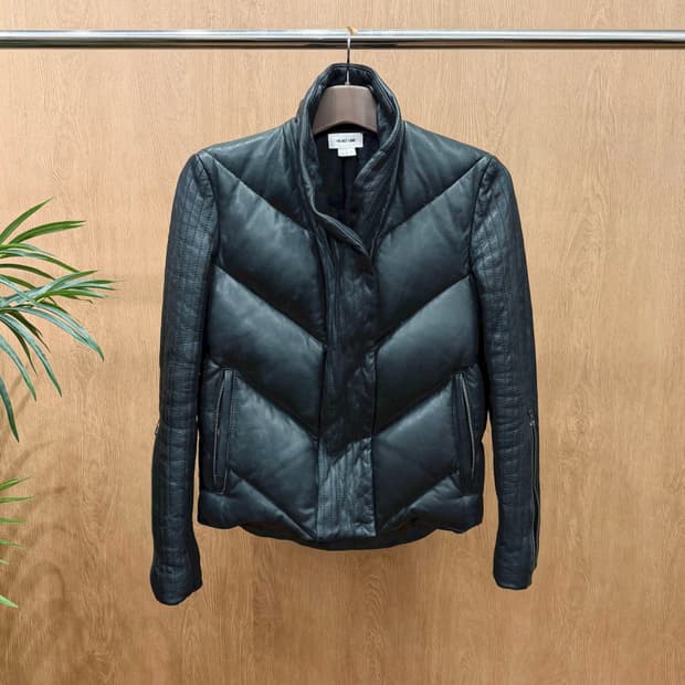 헬무트랭 하이넥 레더 다운 자켓 쉐브론 퀄팅 슬리브 지퍼 디테일 블랙