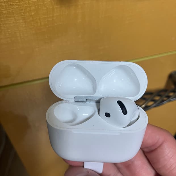 에어팟 4 케이스 + 오른쪽.  왼쪽x