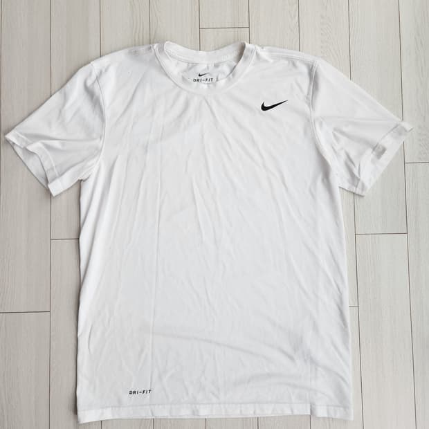 나이키 드라이핏 화이트 반팔 티셔츠 사이즈M

오염 하자없이 깨끗해요^^